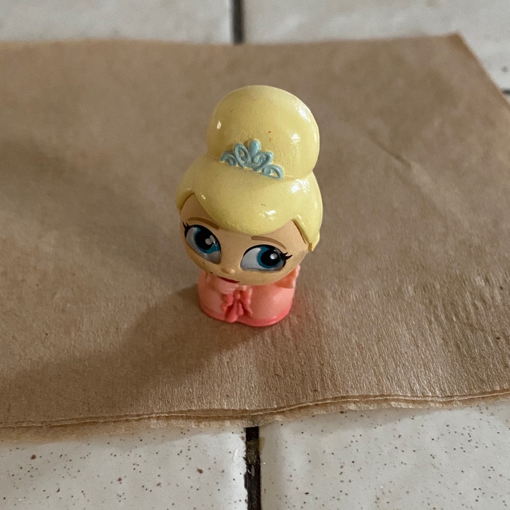 Doorables Limited Edition campus crew 5 &up - Princess Figurine collectible